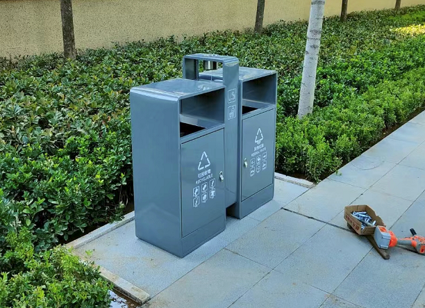 一批钢制分类垃圾桶100只如期安装在了口袋公园